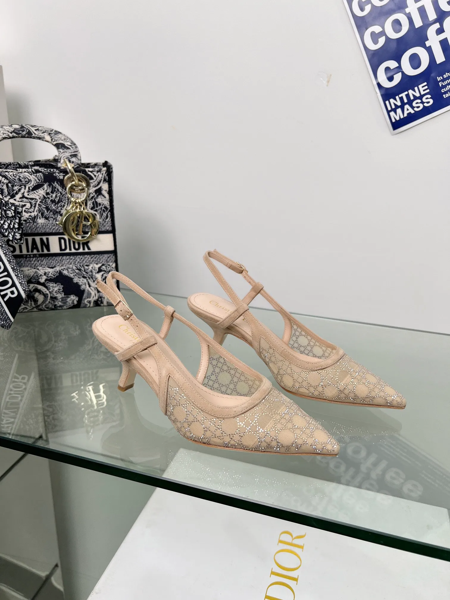 👟👟Ex-factory price 560👟👟Dior 2025 spring and summer catwalk new style bling...bling...crystal shoes Capture one-line high-heeled Mule women's shoes Star same rhinestone square toe cannage pattern cat heel slippers The top high-end version on the market Exclusive sale Material: original custom mesh inlaid with hot Australian rhinestones + water-dyed sheepskin feet + original molded hardware buckles + Italian leather outsole Heel height: 6.5CM/9.5CM size: 33-44 (33.34.40.41.42.43.44 is custom-made and cannot be returned or exchanged)